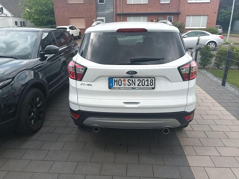 Weiß Gebraucht 2018 Ford Kuga Titanium SUV | 12.999 € (Guter Preis) - Bild 1/4