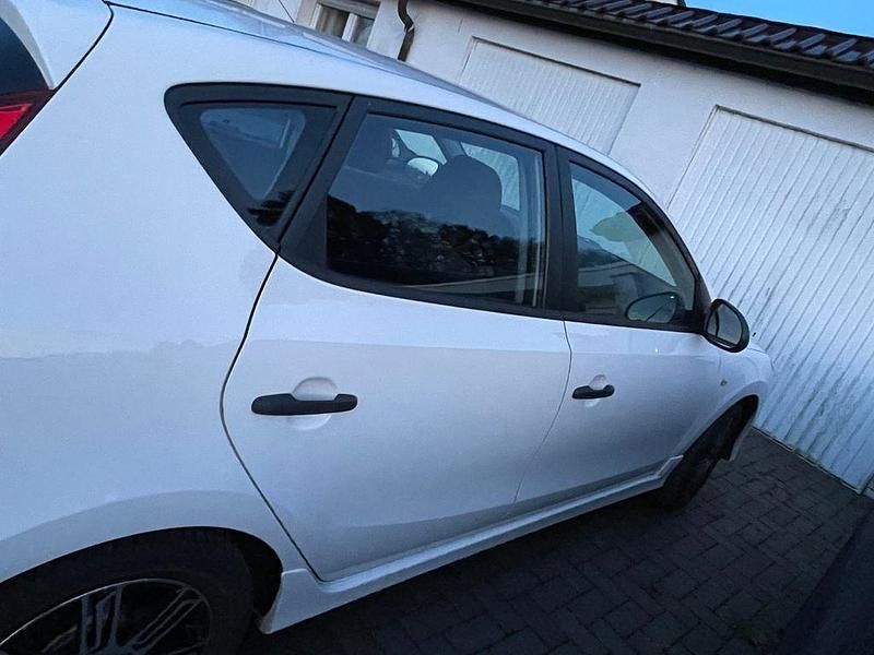 Gebraucht Hyundai i30 Classic 109 PS (80 kW) 2012 Weiß Limousine