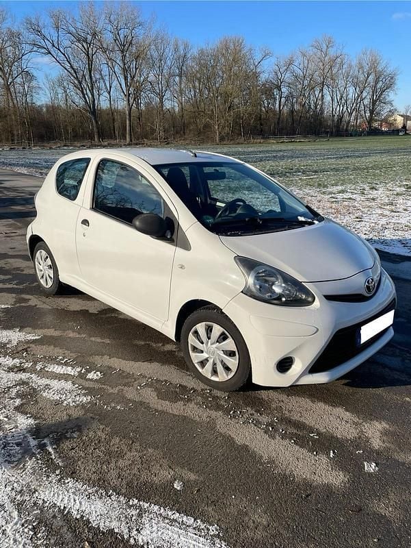 Gebraucht Toyota Aygo 68 PS (50 kW) 2014 Weiß Kleinwagen