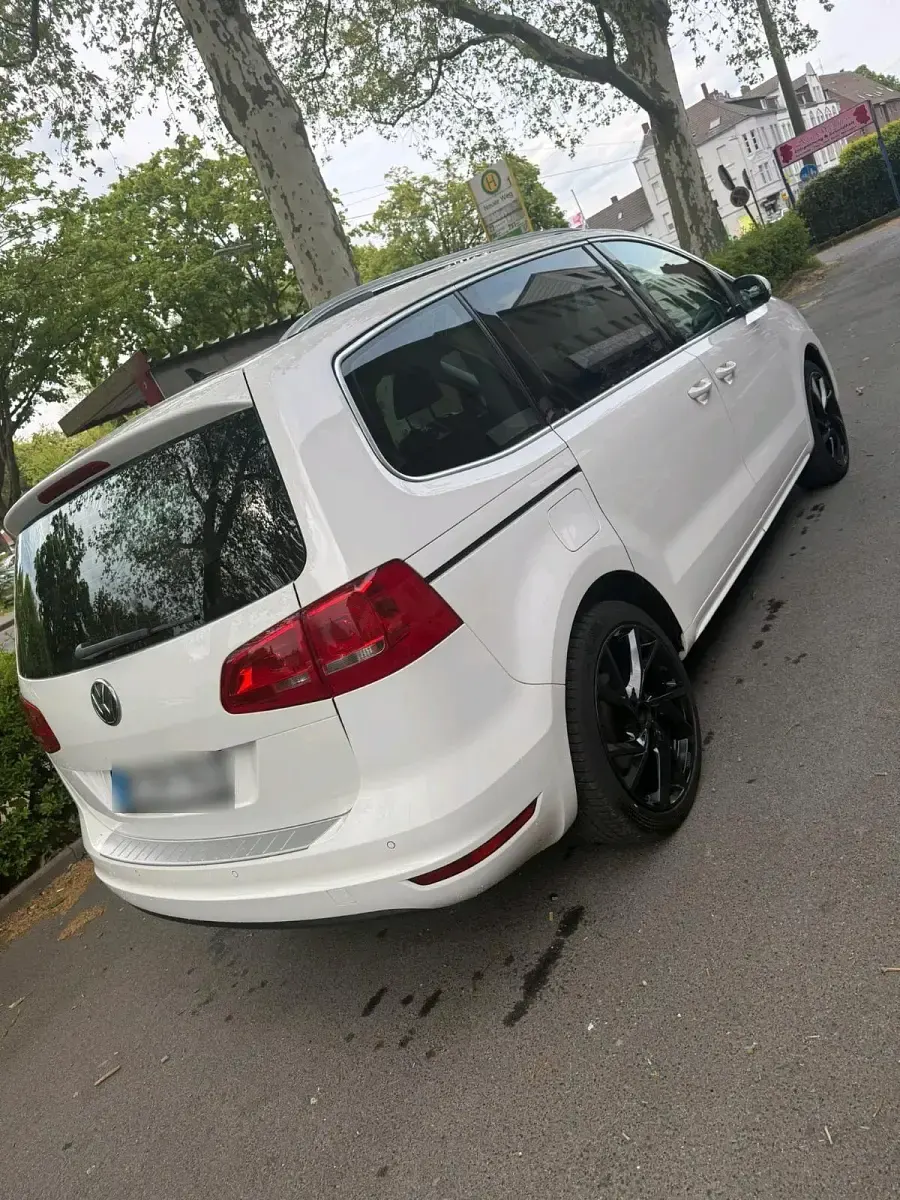 Second-hand VW Sharan 170 CP (125 kW) 2011 Alb Monovolum