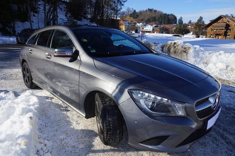 Grau Gebraucht 2015 Mercedes CLA220 Shooting Brake Urban Kombi | 15.500 € (Fairer Preis) - Bild 1/4
