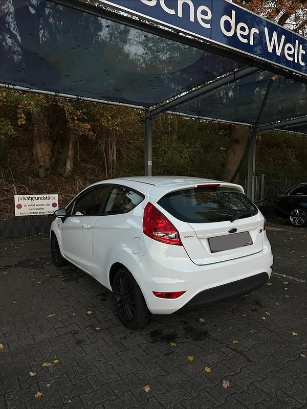 Weiß Gebraucht 2012 Ford Fiesta Kleinwagen | 2.300 € (Guter Preis) - Bild 1/4