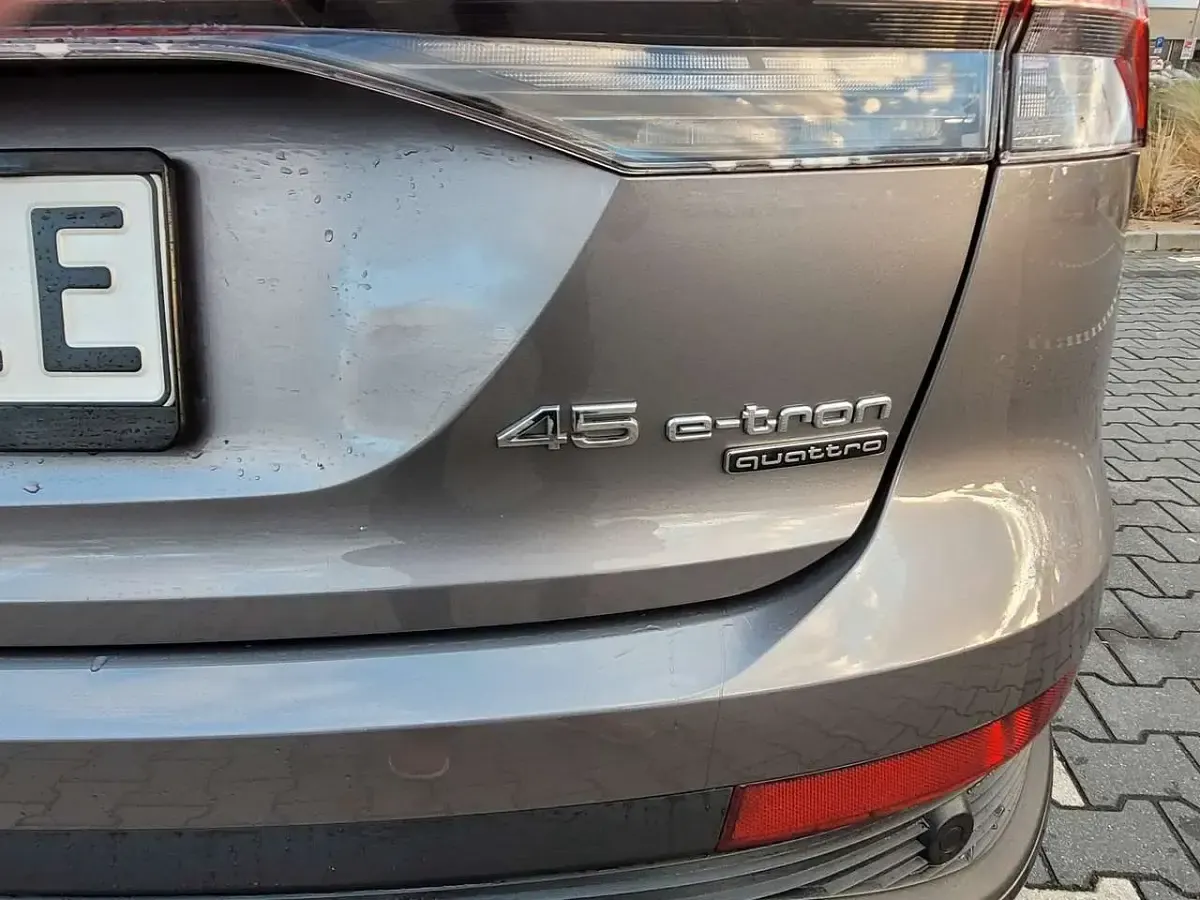 Używany Audi Q4 e-tron 194 kW (265 KM) 2023 Szary SUV