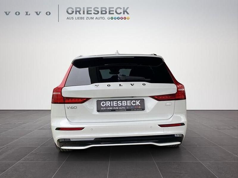 Gebraucht Volvo V60 Plus 455 PS (334 kW) 2023 Crystal white pearl / metallic Kombi