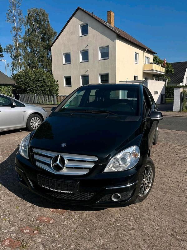 Schwarz Gebraucht 2010 Mercedes B180 Van / Kleinbus | 5.750 € - Bild 1/4