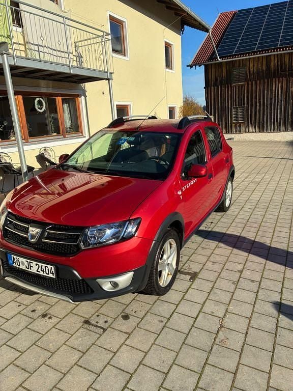 Rot Gebraucht 2015 Dacia Sandero Celebration Limousine | 5.490 € (Guter Preis) - Bild 1/4
