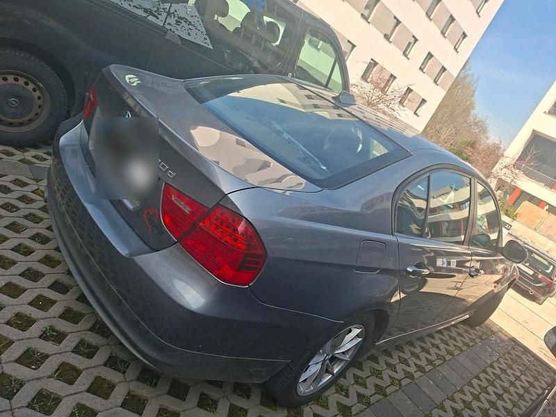 Gebraucht BMW 320 177 PS (130 kW) 2010 Grau Limousine
