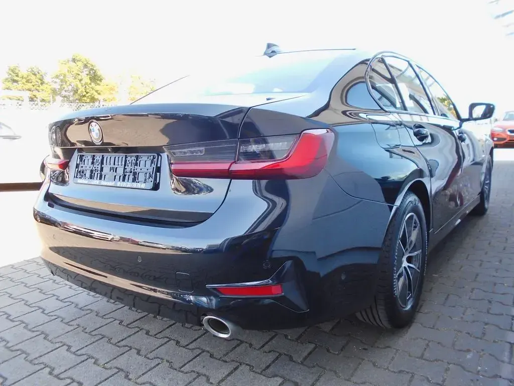 Gebraucht BMW 318 Sport Line 156 PS (114 kW) 2022 Schwarz Limousine