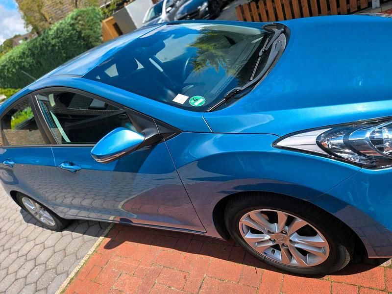 Blau Gebraucht 2012 Hyundai i30 Trend Kleinwagen | 8.150 € (Fairer Preis) - Bild 1/4