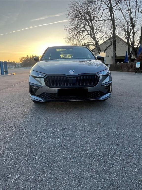 Grau Gebraucht 2025 Skoda Scala Monte Carlo Kleinwagen | 25.990 € (Fairer Preis) - Bild 1/4