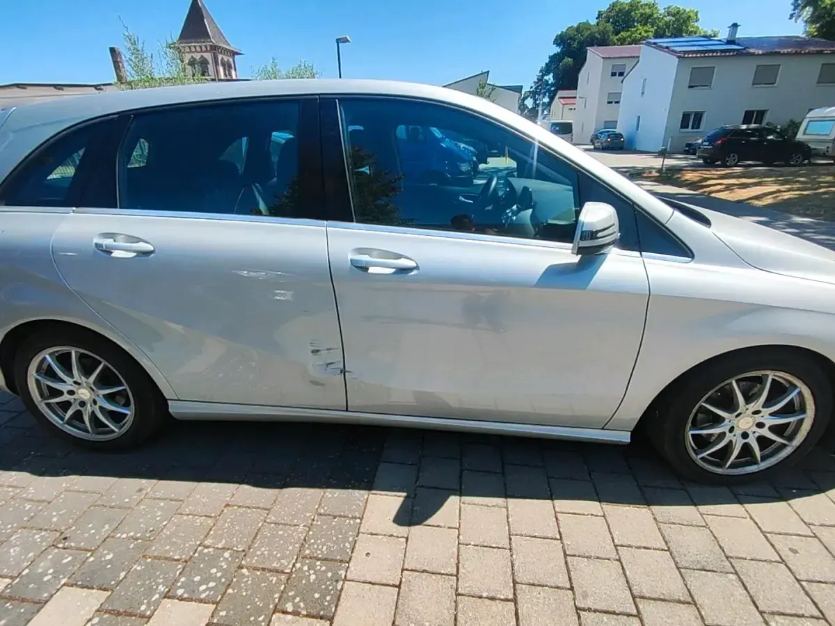 Gebraucht Mercedes B180 122 PS (89 kW) 2012 Silber Kleinwagen