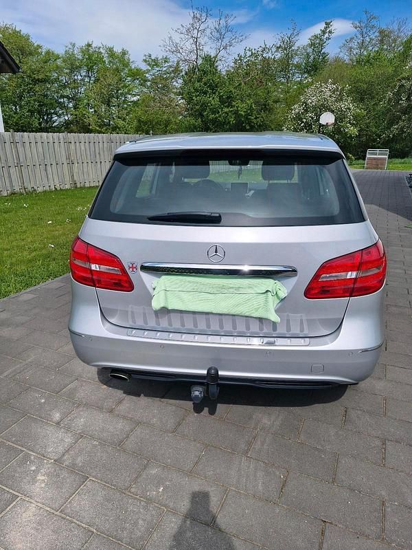 Gebraucht Mercedes B180 122 PS (89 kW) 2012 Silber Van / Kleinbus