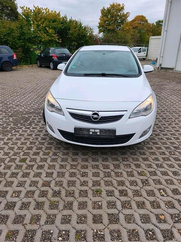Weiß Gebraucht 2010 Opel Astra Kleinwagen | 2.599 € (Fairer Preis) - Bild 1/4
