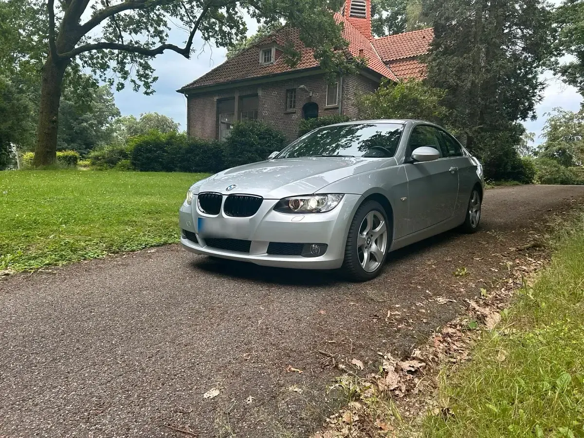Gebraucht BMW 325 218 PS (160 kW) 2007 Silber Coupé