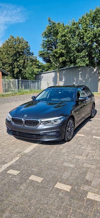 Schwarz Gebraucht 2018 BMW 520 Sport Line Kombi | 18.900 € (Guter Preis) - Bild 1/4