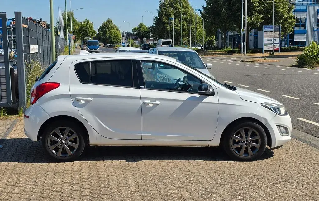 Gebraucht Hyundai i20 Classic 86 PS (63 kW) 2014 Weiß Kleinwagen
