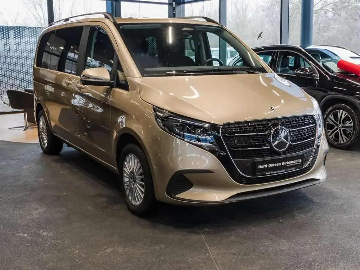 Gebraucht Mercedes V220 Style 163 PS (119 kW) 2024 Kalaharigold met. Van / Kleinbus
