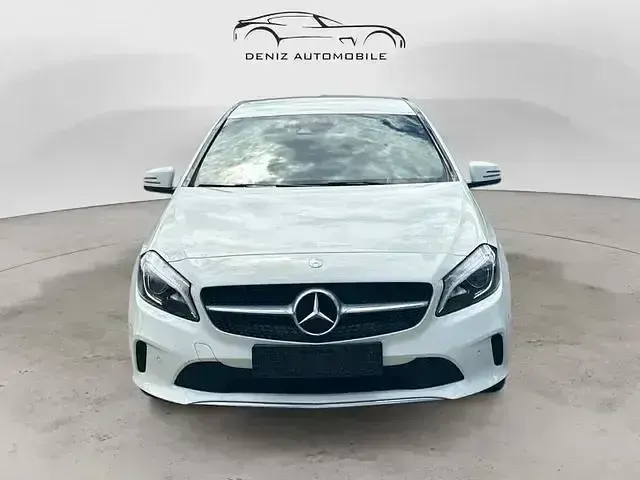 Gebraucht Mercedes A180 122 PS (89 kW) 2017 Calcitweiss/zirrusweiss Kleinwagen