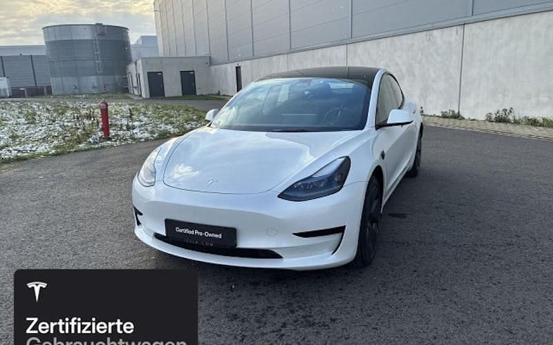 Weiß Gebraucht 2022 Tesla Model 3 Standard Range Limousine | 28.000 € (Fairer Preis) - Bild 1/4