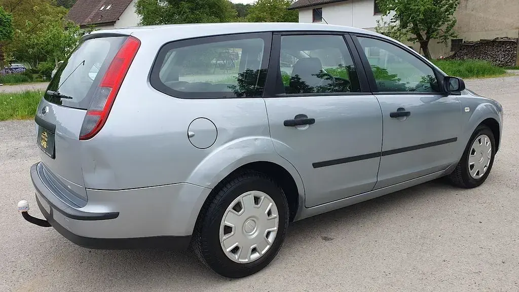 Gebraucht Ford Focus Trend 101 PS (74 kW) 2005 Silber Limousine