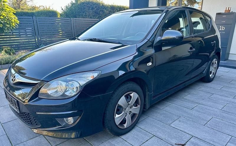 Schwarz Gebraucht 2012 Hyundai i30 Classic Limousine | 2.900 € (Guter Preis) - Bild 1/4
