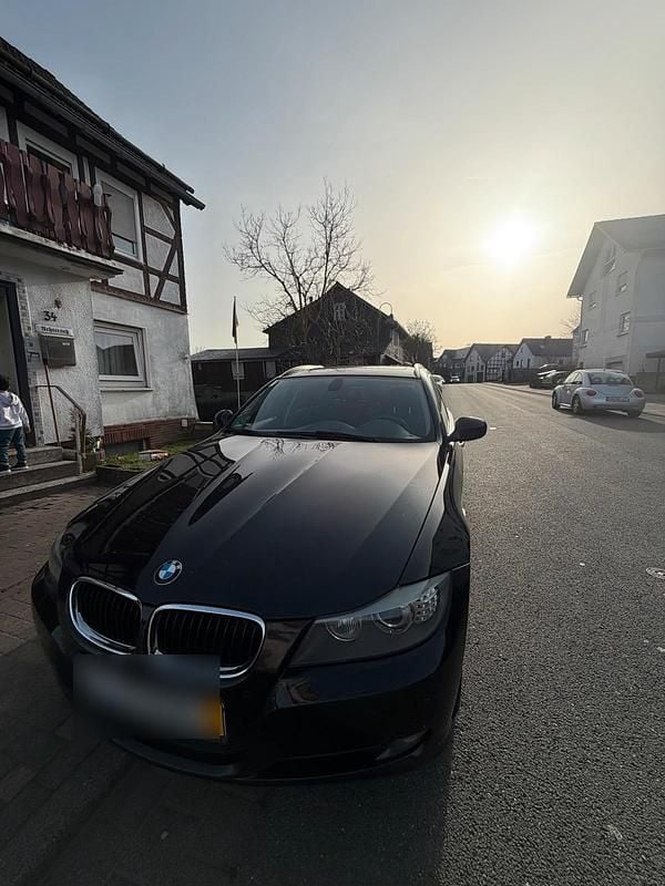 Gebraucht BMW 320 170 PS (125 kW) 2011 Schwarz Kombi