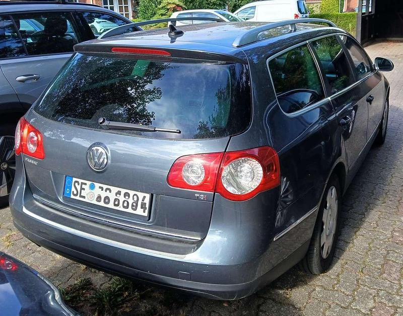 Grau Gebraucht 2010 VW Passat Kombi | 2.499 € (Superpreis) - Bild 1/4