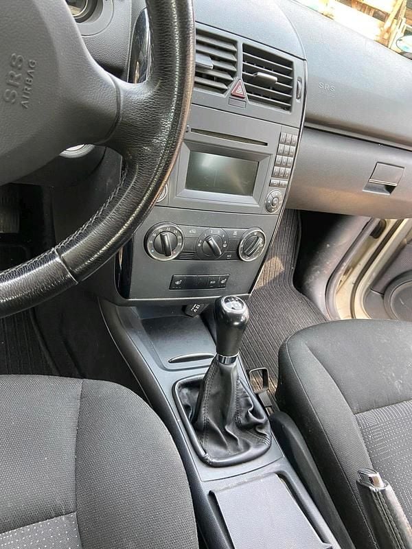 Gebraucht Mercedes A160 95 PS (69 kW) 2012 Weiß Limousine