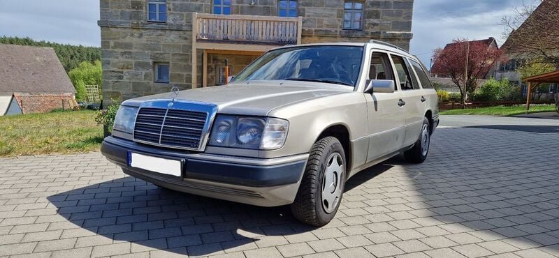 Beige Gebraucht 1993 Mercedes E200 Limousine | 3.500 € - Bild 1/4
