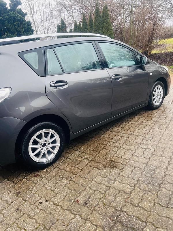 Gebraucht Toyota Verso 126 PS (92 kW) 2012 Grau Van / Kleinbus