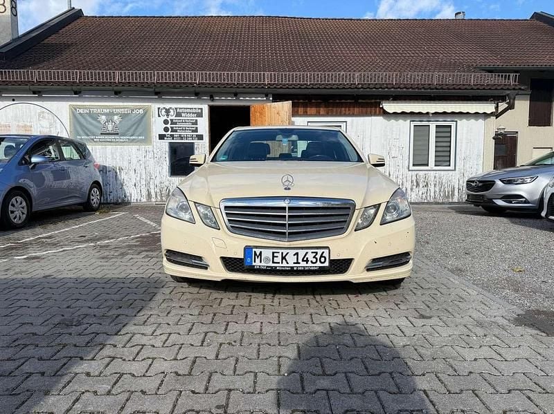 Hellelfenbein Gebraucht 2012 Mercedes E200 Limousine | 5.490 € - Bild 1/4