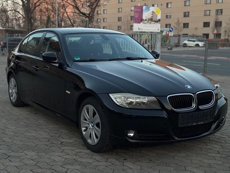 Gebraucht BMW 318 143 PS (105 kW) 2010 Schwarz Limousine