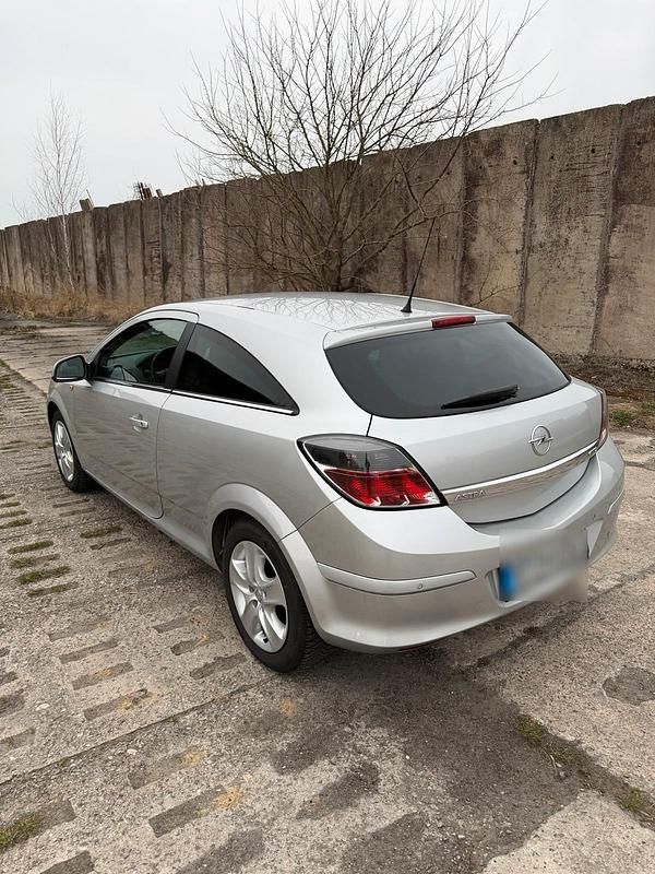 Gebraucht Opel Astra GTC 115 PS (84 kW) 2011 Silber Coupé