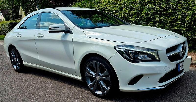 Weiß Gebraucht 2016 Mercedes CLA180 Urban Limousine | 18.999 € (Etwas zu teuer) - Bild 1/4