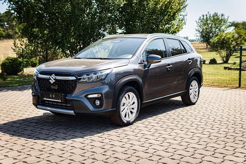 Titan dark gray pearl metallic Neu 2025 Suzuki SX4 S-Cross Comfort Limousine | 33.440 € (Etwas zu teuer) - Bild 1/4