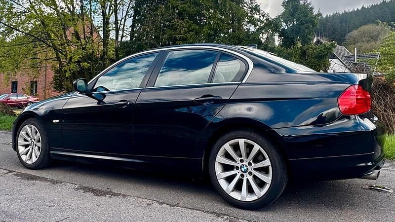 Second-hand BMW 320 184 CP (135 kW) 2011 Negru Berlinǎ