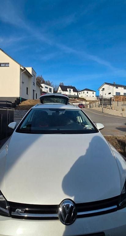 Weiß Gebraucht 2017 VW Golf VII Highline Kombi | 19.450 € (Fairer Preis) - Bild 1/4