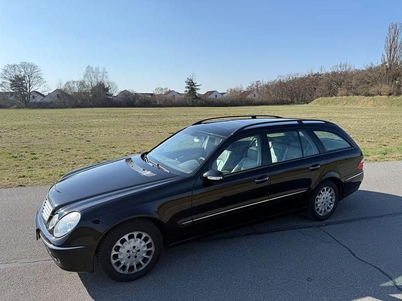 Gebraucht Mercedes E240 Elegance 177 PS (130 kW) 2004 Schwarz Kombi