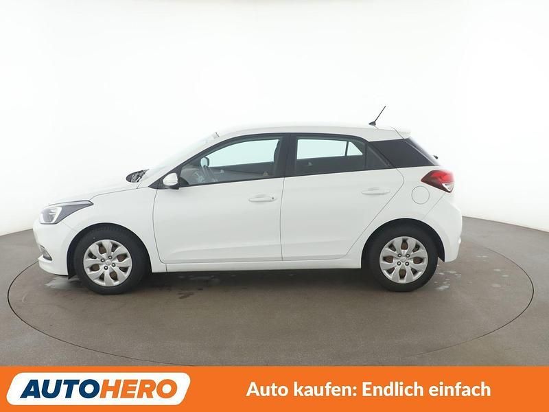 Gebraucht Hyundai i20 Trend 101 PS (74 kW) 2017 Weiß Limousine