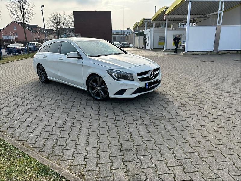 Weiß Gebraucht 2016 Mercedes CLA220 Shooting Brake Kombi | 12.000 € (Fairer Preis) - Bild 1/4