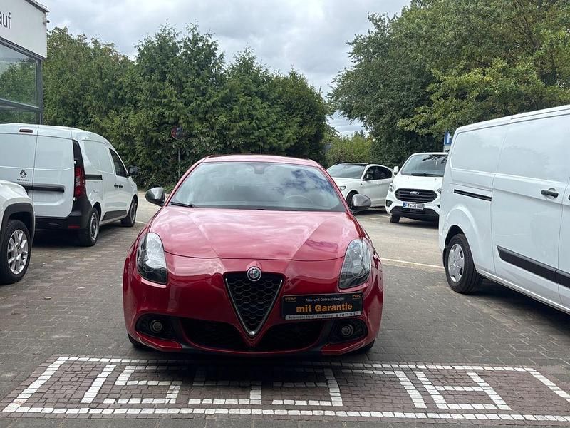 Rot Gebraucht 2017 Alfa Romeo Giulietta Super Kleinwagen | 11.490 € (Fairer Preis) - Bild 1/4