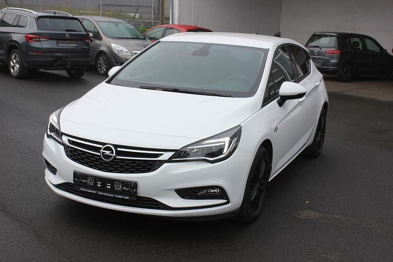 Weiß Gebraucht 2017 Opel Astra Active Limousine | 10.900 € (Fairer Preis) - Bild 1/4