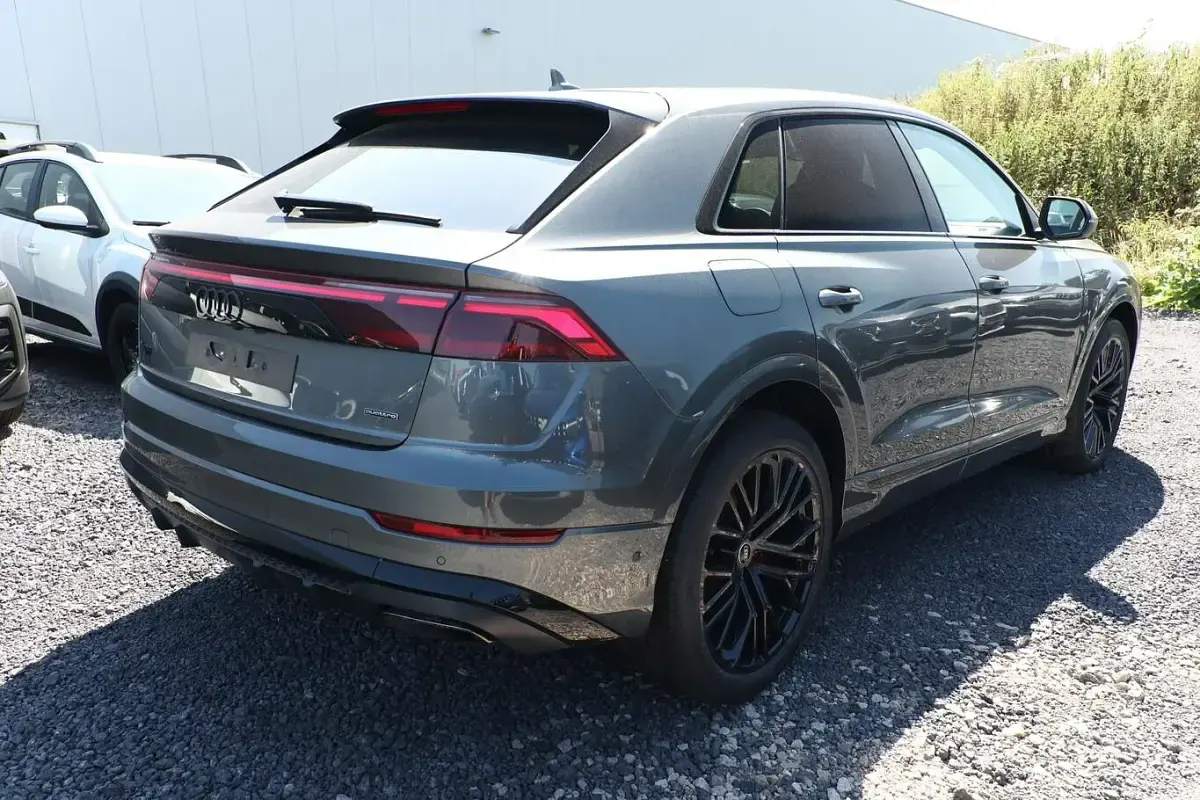 Neu Audi Q8 Design 286 PS (210 kW) 2025 Mythosschwarz metallic SUV