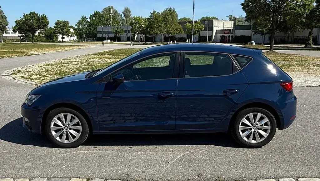 Używany Seat Leon 131 KM (96 kW) 2019 Niebieski Sedan/Limuzyna