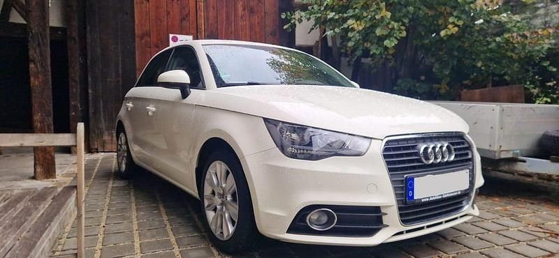 Weiß Gebraucht 2014 Audi A1 Sportback Ambition Kleinwagen | 10.200 € (Fairer Preis) - Bild 1/4