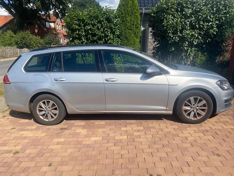 Silber Gebraucht 2016 VW Golf VII Trendline Kombi | 9.500 € (Guter Preis) - Bild 1/4