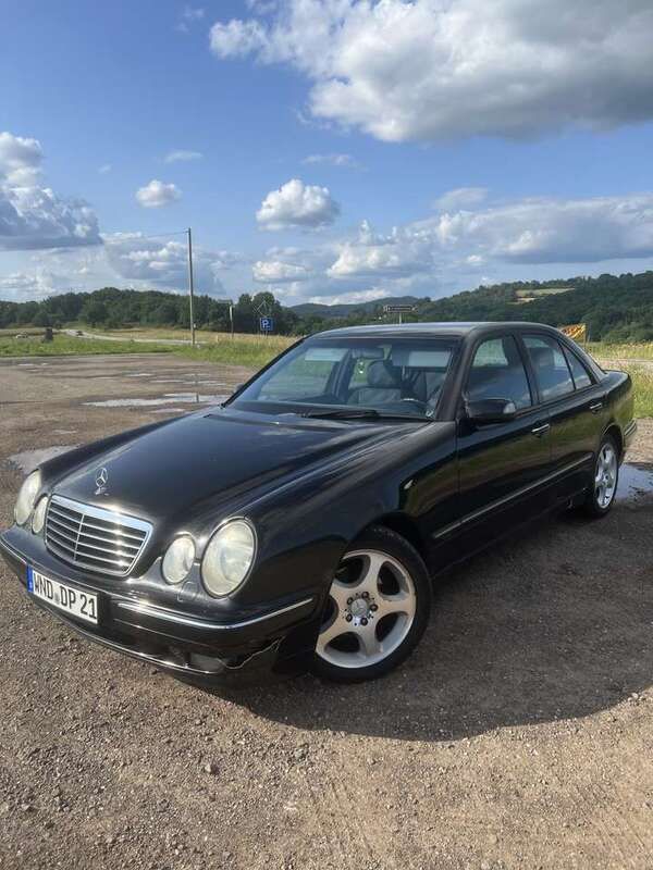 Schwarz Gebraucht 2000 Mercedes E200 Limousine | 2.750 € - Bild 1/4