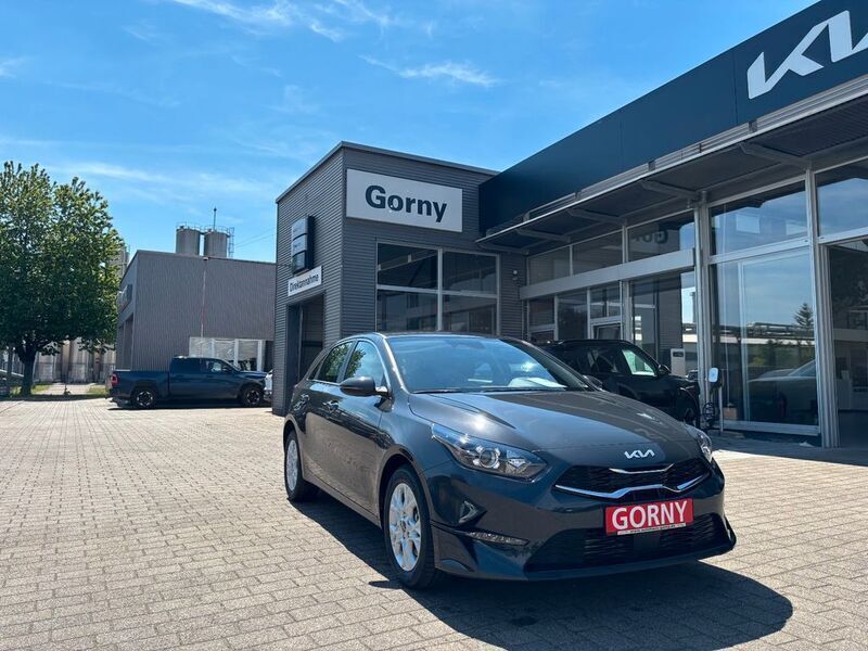 Grau Neu 2025 Kia Ceed 4 Limousine | 25.899 € (Guter Preis) - Bild 1/4