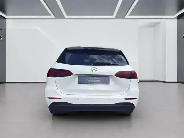Gebraucht Mercedes B180 116 PS (85 kW) 2023 Weiß Kleinwagen