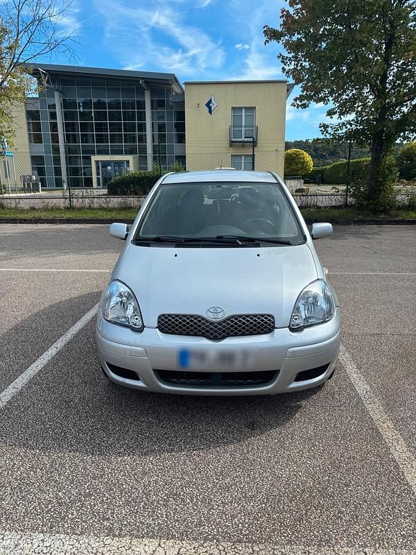 Grau Gebraucht 2005 Toyota Yaris Kleinwagen | 1.999 € (Fairer Preis) - Bild 1/4